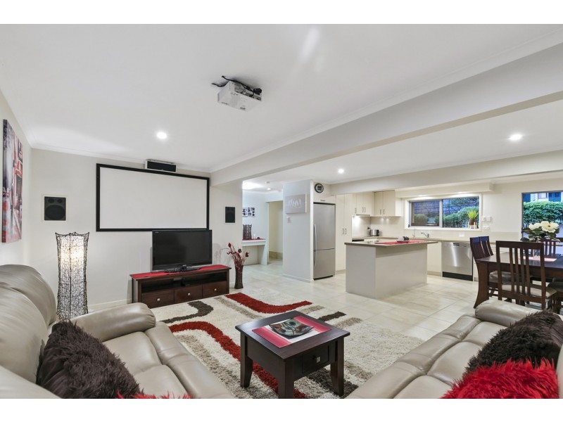 8 Aruma Street, Holland Park West QLD 4121