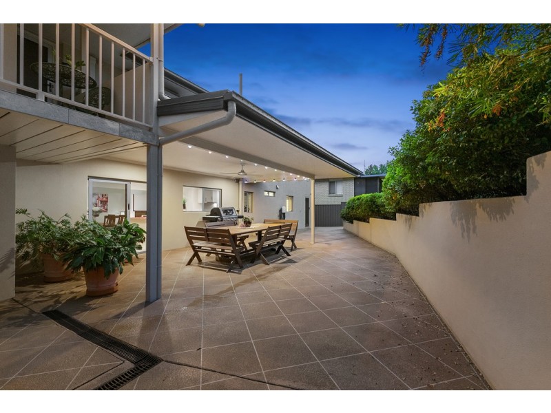 8 Aruma Street, Holland Park West QLD 4121