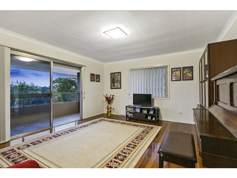 8 Aruma Street, Holland Park West QLD 4121