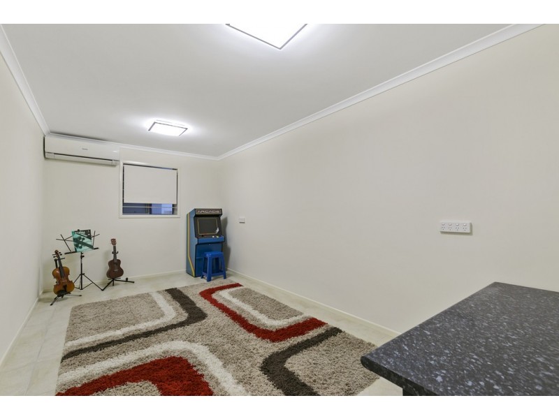 8 Aruma Street, Holland Park West QLD 4121