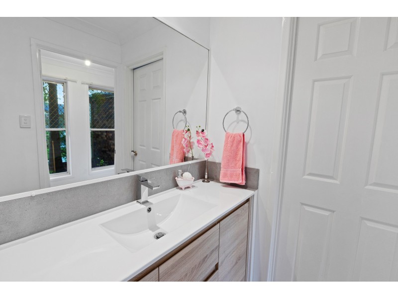 5 Bishop Place, Coopers Plains QLD 4108