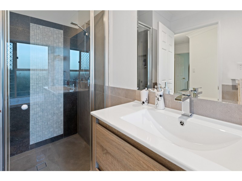 5 Bishop Place, Coopers Plains QLD 4108