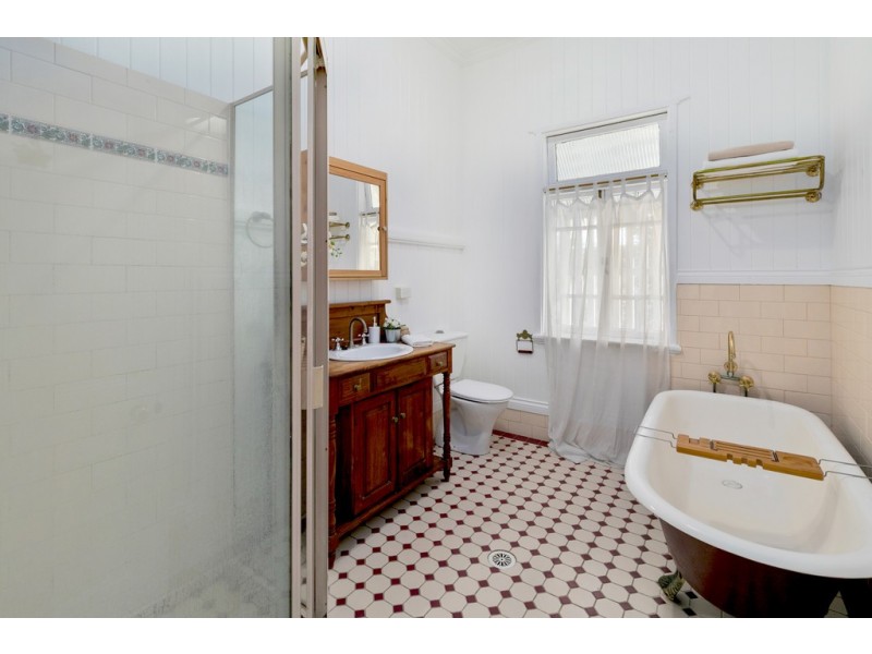 27 Mearns Street, Fairfield QLD 4103