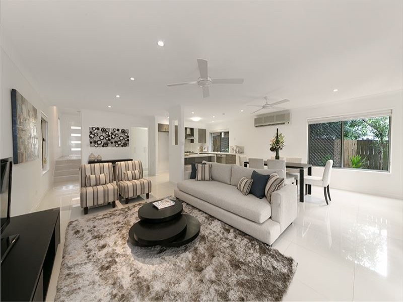 13 Vivian Street, Tennyson QLD 4105