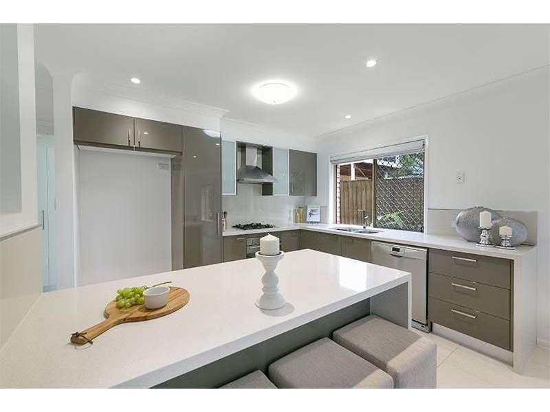 13 Vivian Street, Tennyson QLD 4105