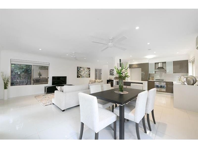 13 Vivian Street, Tennyson QLD 4105