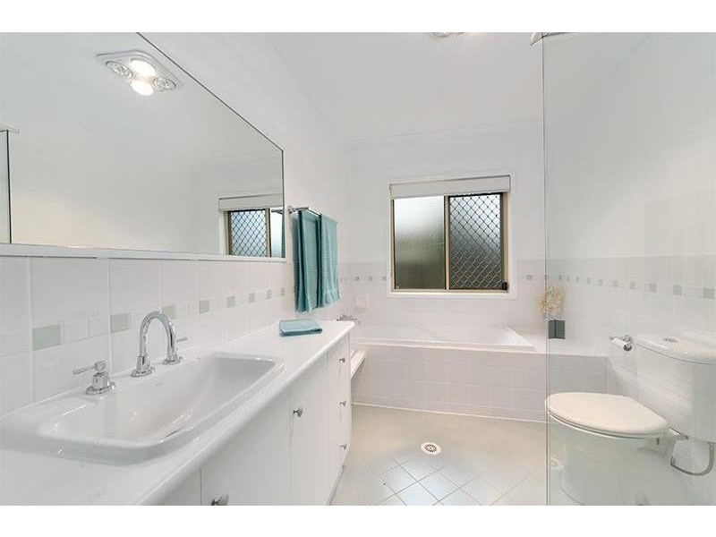 13 Vivian Street, Tennyson QLD 4105