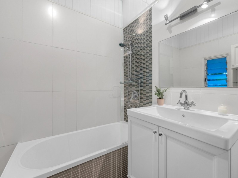 19 Mearns Street, Fairfield QLD 4103