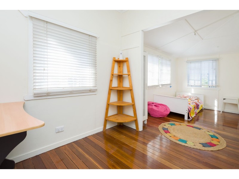 1077 Logan Road, Holland Park West QLD 4121