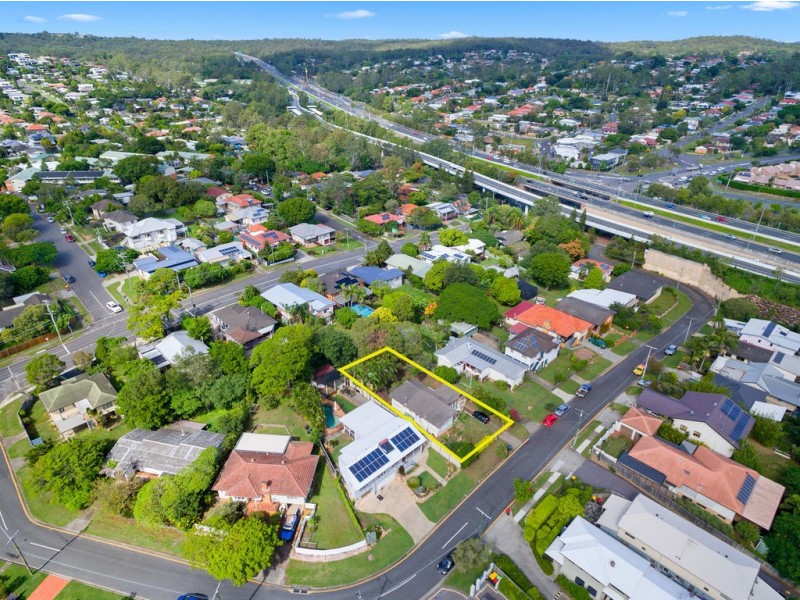 22 Oatland Crescent, Holland Park West QLD 4121