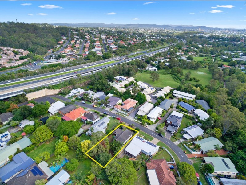 22 Oatland Crescent, Holland Park West QLD 4121