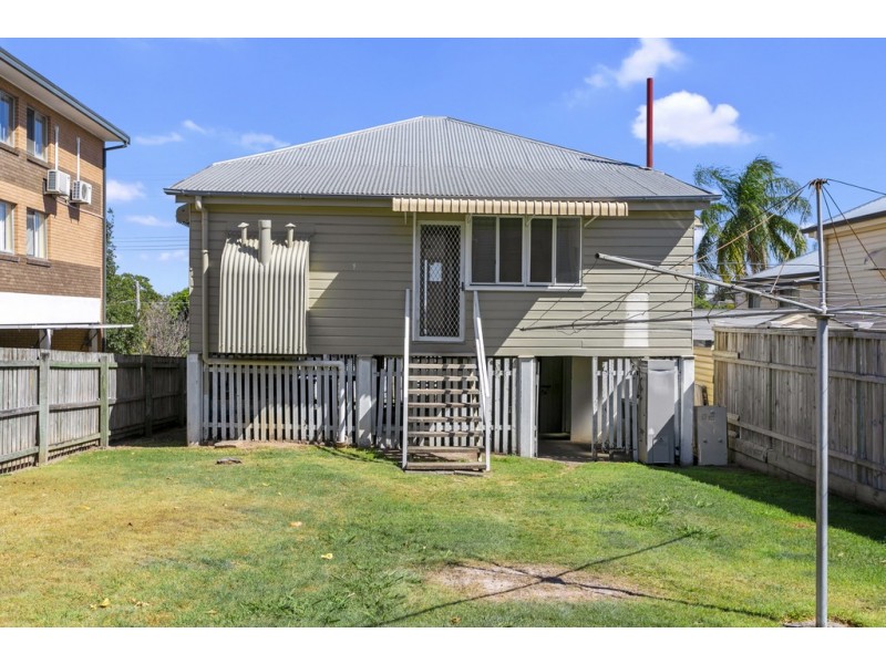 6 Cross Street, Fairfield QLD 4103