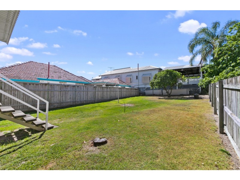 6 Cross Street, Fairfield QLD 4103