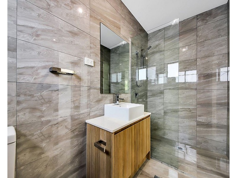 2/110 Nicholson Street, Greenslopes QLD 4120