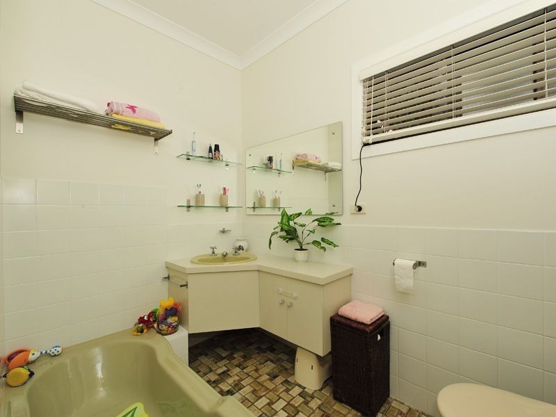 201 Beddoes Street, Holland Park QLD 4121