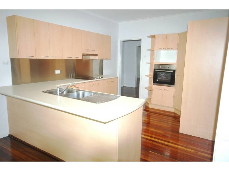 6 Newcastle Street, Fairfield QLD 4103