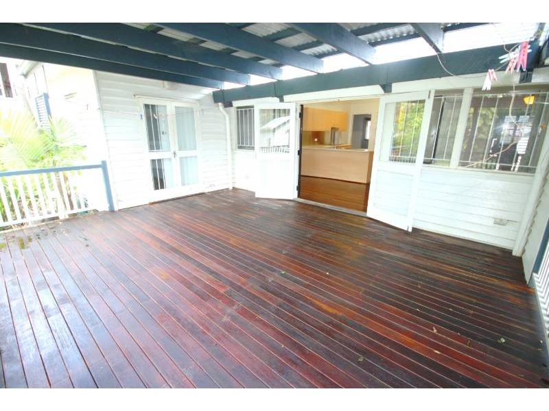 6 Newcastle Street, Fairfield QLD 4103