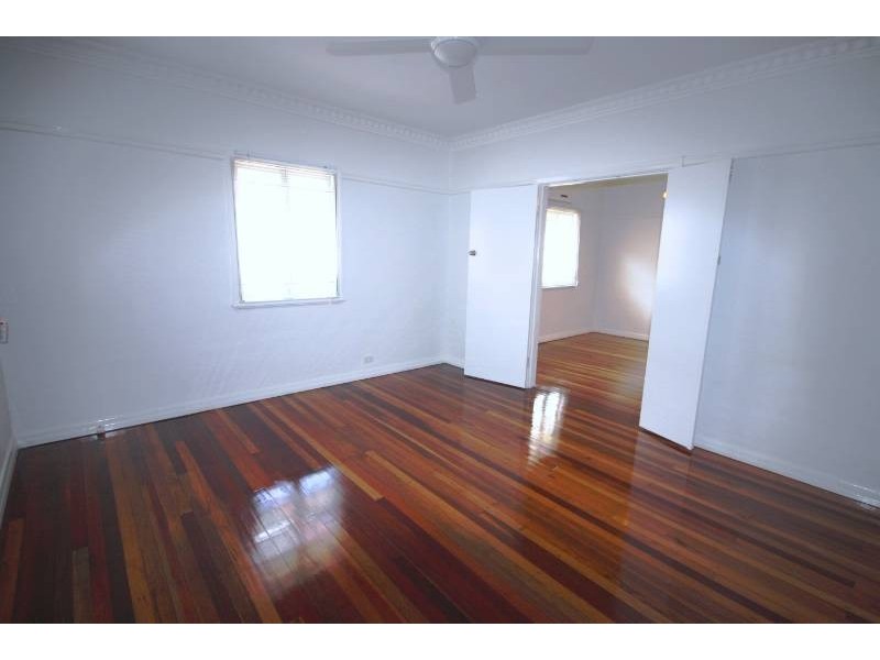 6 Newcastle Street, Fairfield QLD 4103