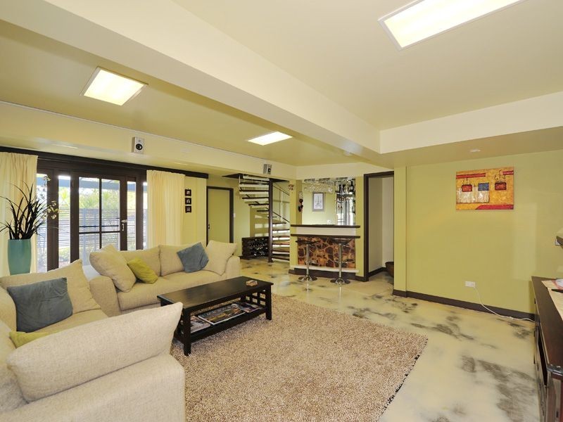 201 Beddoes Street, Holland Park QLD 4121