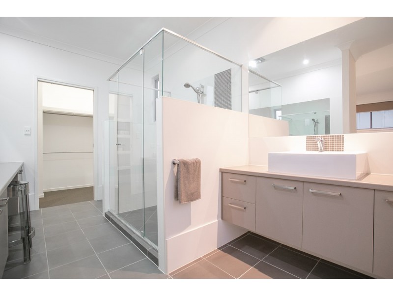 18 Hilltop Avenue, Annerley QLD 4103