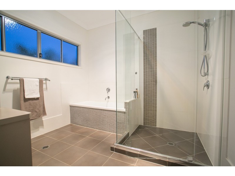 18 Hilltop Avenue, Annerley QLD 4103