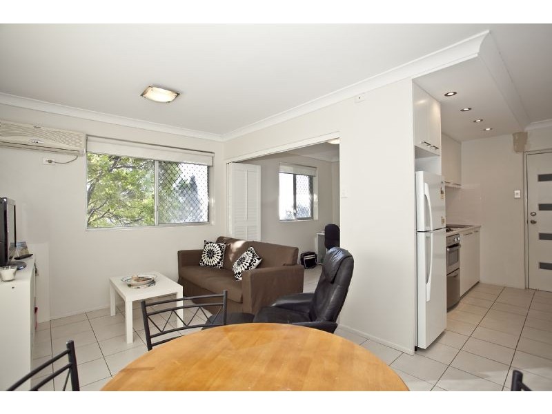 2/2 Biarra Street, Yeerongpilly QLD 4105