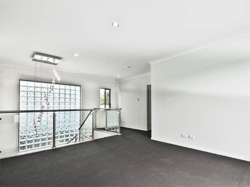 16 Mizen Place, Holland Park West QLD 4121