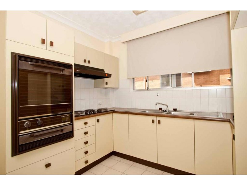 2/13 Crown Street, Holland Park West QLD 4121