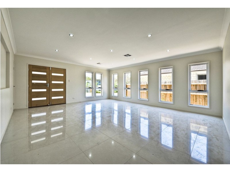 24 Mizen Place, Holland Park West QLD 4121