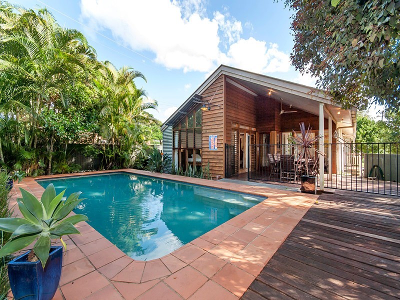 2 Silverstone Street, Holland Park West QLD 4121