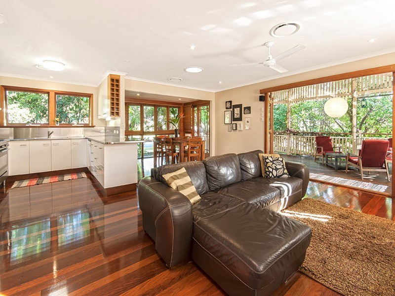 2 Silverstone Street, Holland Park West QLD 4121