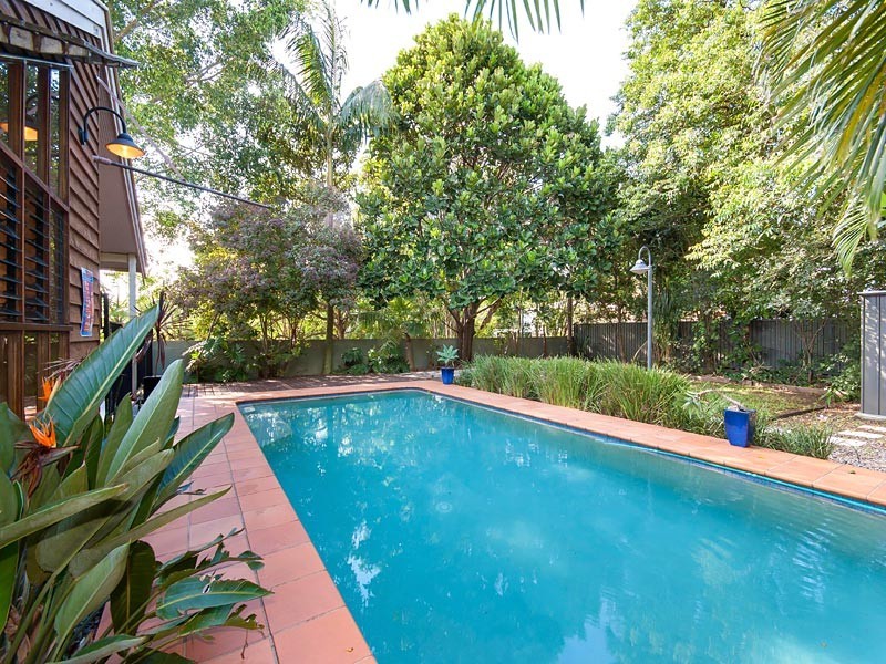 2 Silverstone Street, Holland Park West QLD 4121
