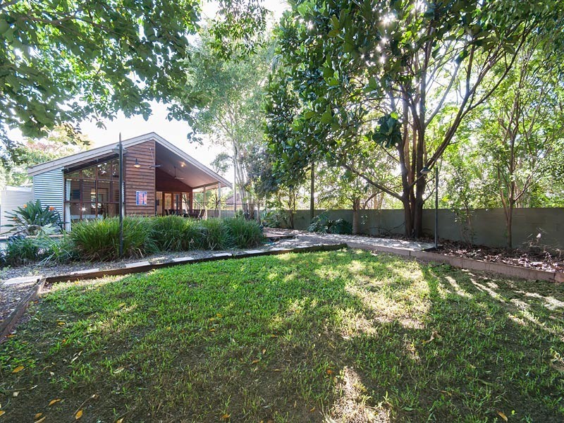 2 Silverstone Street, Holland Park West QLD 4121