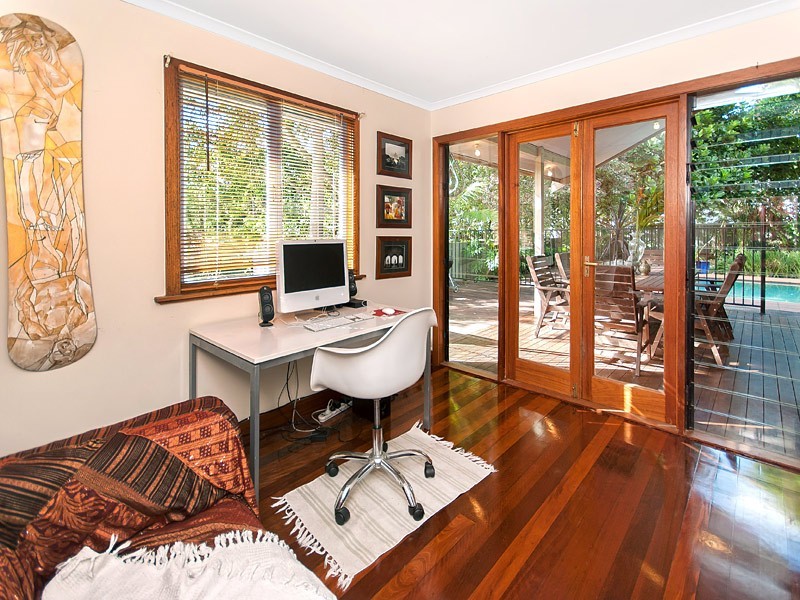 2 Silverstone Street, Holland Park West QLD 4121