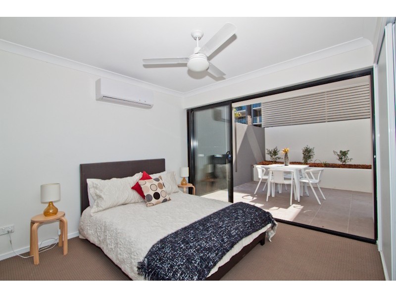 21 Fenton Street, Fairfield QLD 4103