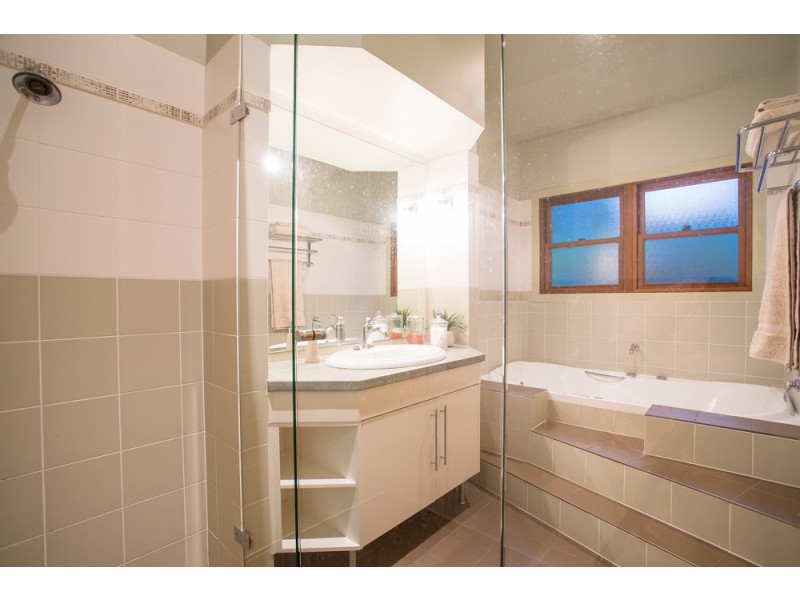 25 Flynn Street, Holland Park West QLD 4121