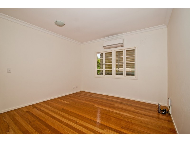 9 Stimpson Street, Fairfield QLD 4103