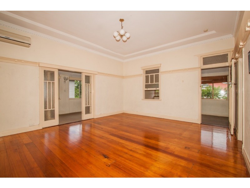 15 Love Street, Fairfield QLD 4103