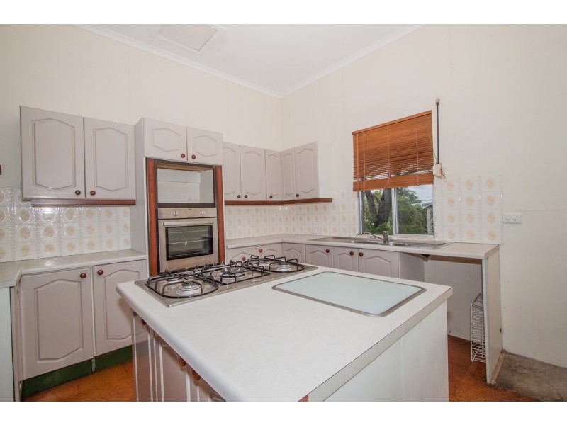 15 Love Street, Fairfield QLD 4103