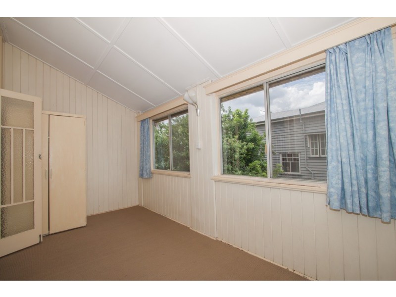 15 Love Street, Fairfield QLD 4103