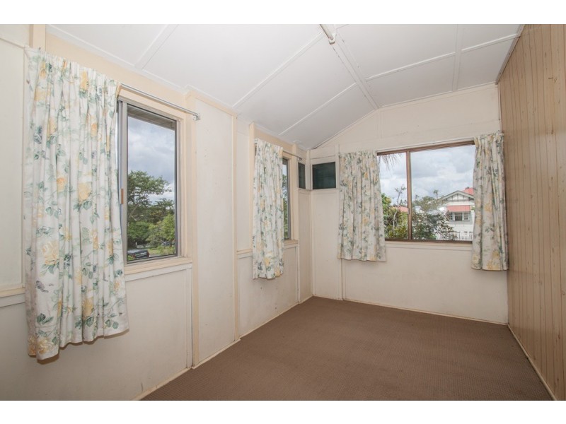 15 Love Street, Fairfield QLD 4103