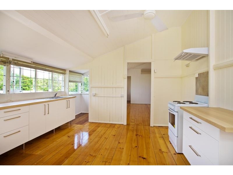 33 Cameron Street, Fairfield QLD 4103
