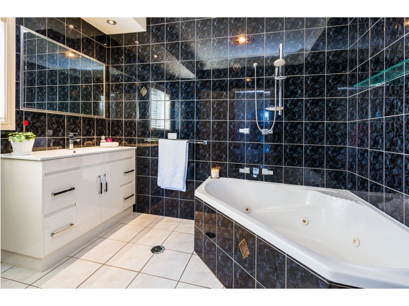 4 Vermeer Close, Mackenzie QLD 4156