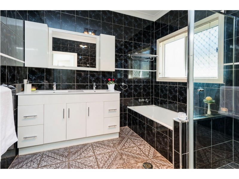 4 Vermeer Close, Mackenzie QLD 4156