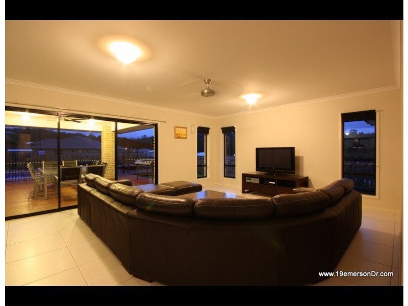19 Emerson Drive, Bonogin QLD 4213