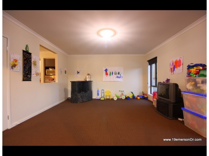 19 Emerson Drive, Bonogin QLD 4213