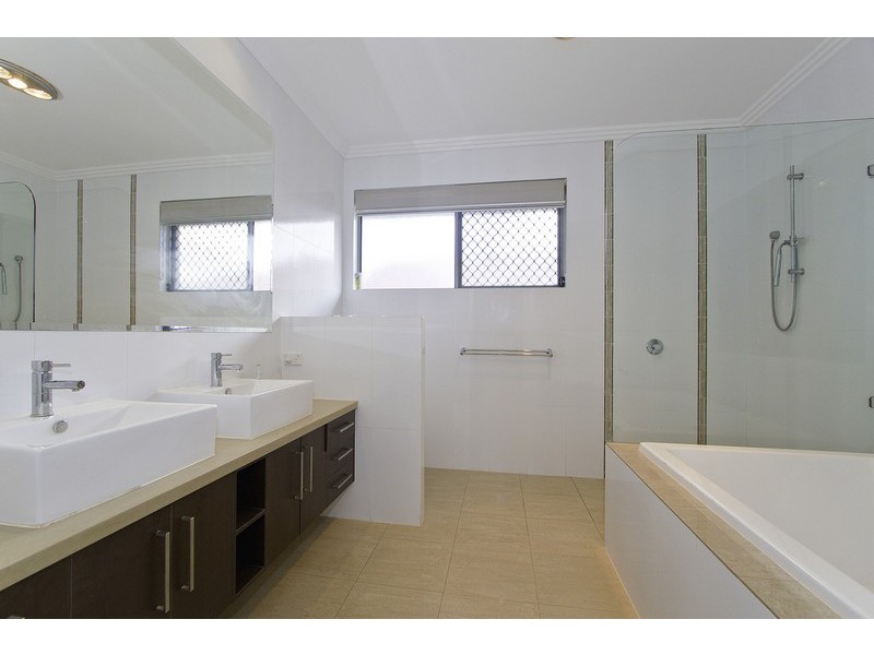 9 Huxley Court, Pacific Pines QLD 4211