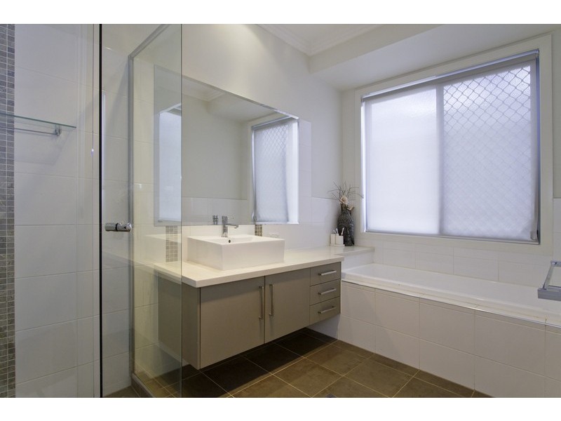 9 Huxley Court, Pacific Pines QLD 4211