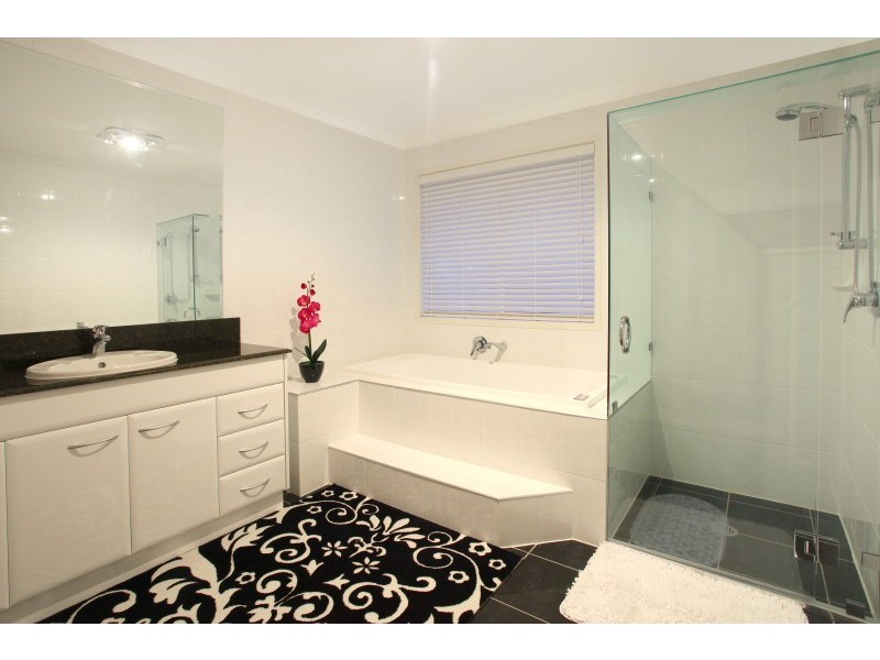 17 Valetta Crescent, Varsity Lakes QLD 4227