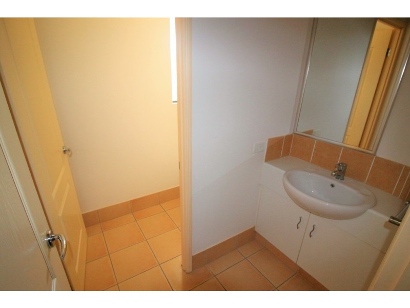 6/492 Christine Ave, Robina QLD 4226